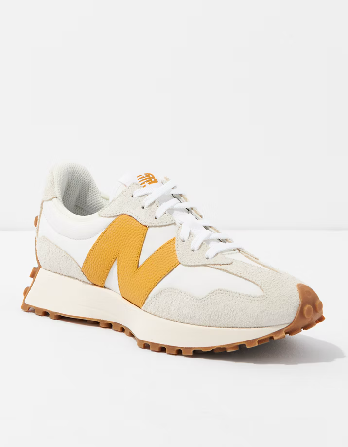 New Balance 327以1970年代跑鞋為設計靈感，特色包括大型N標誌、外擴中底及凸紋外底，呈現鮮明復古鞋型。