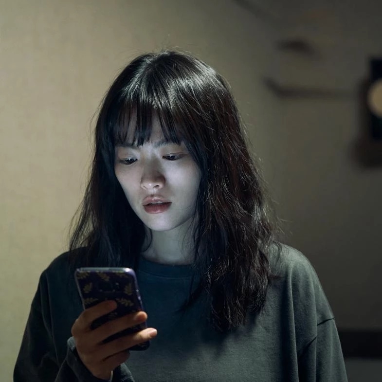 阿雯感覺到焦慮湧上來時，先練習「延遲反應」——告訴自己再等半小時，把注意力轉去做別的事，而不是立刻連環傳訊息確認。