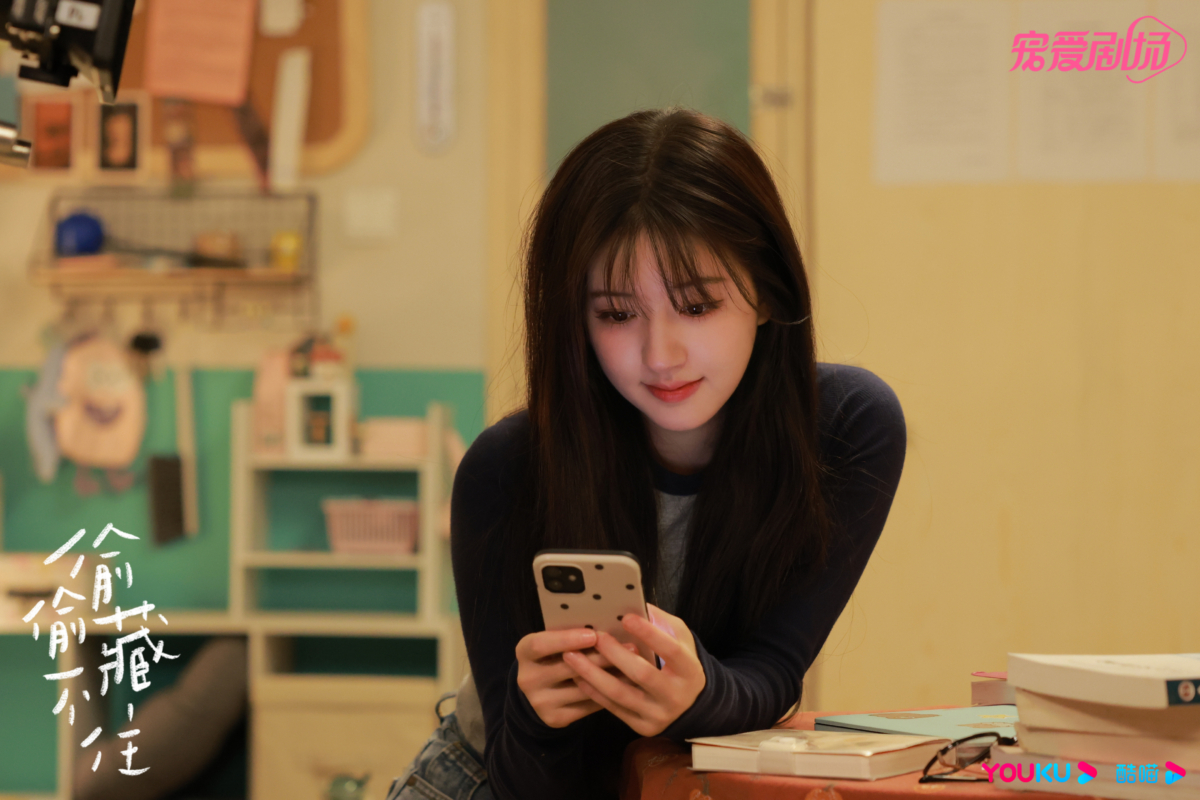 交友軟體Profile資料少時，可用輕鬆選擇題開場；對方回覆後再用「回應＋分享＋延伸」自然接話。