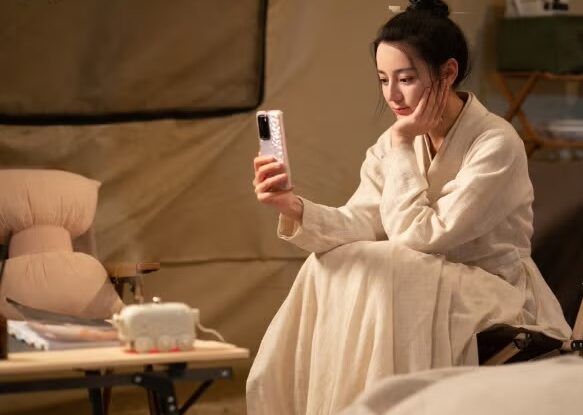 逃避型依附通常不會因為「想你」而主動聯絡，而是要等到孤獨感真的超過了他內心對親密的恐懼，那份想靠近的衝動才會大過想逃跑的本能。