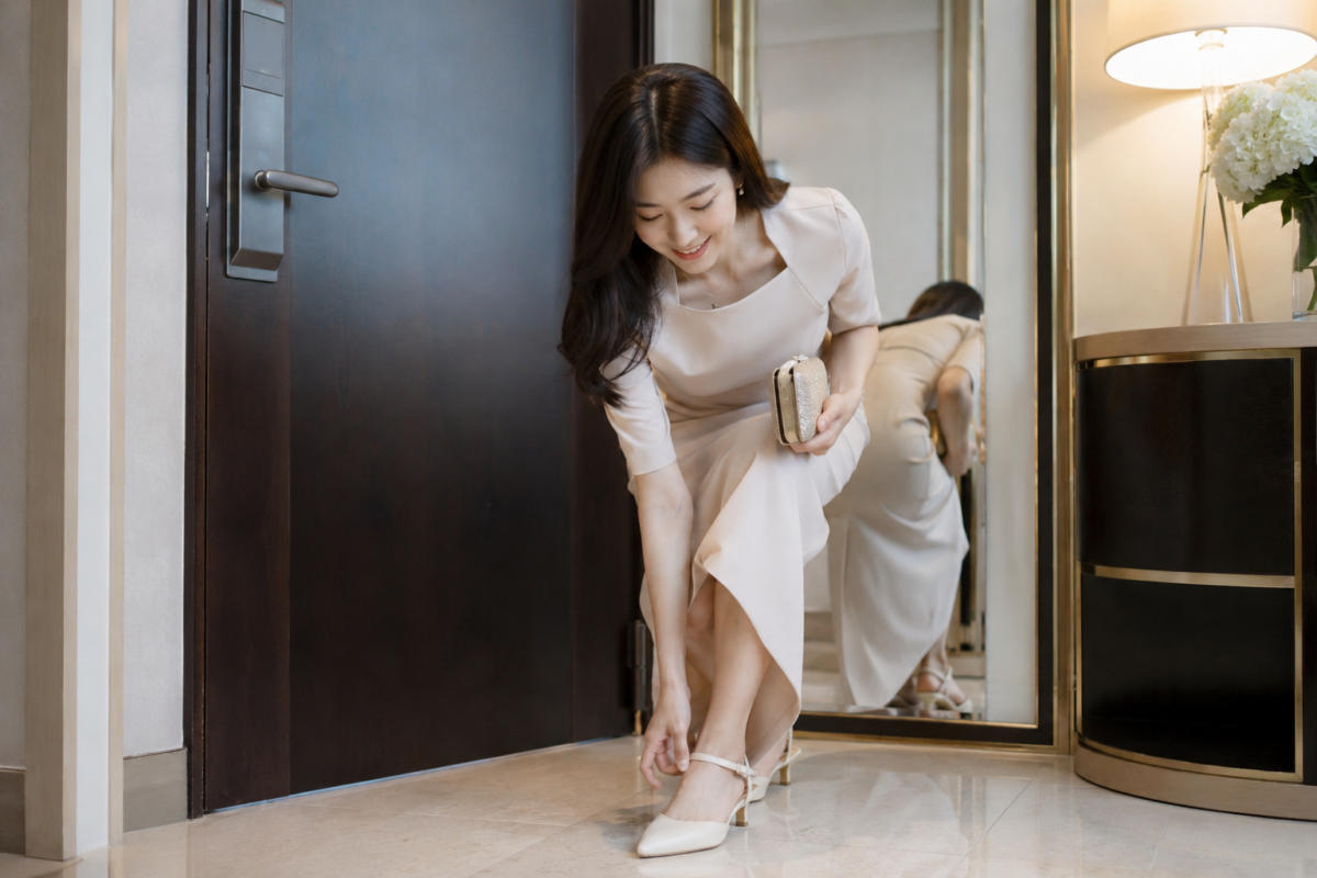 婚禮穿搭出門前可檢查鞋履、裙長、領口、手袋及配飾妝髮,確保造型得體之餘亦方便走動和活動。