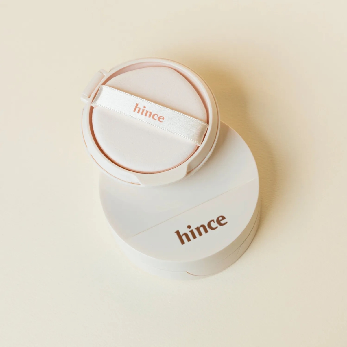 hince Second Skin 發光氣墊採用 SPF50+ PA++++ 防曬配方，主打輕盈貼膚的 Semi-Glow 半光澤妝效。