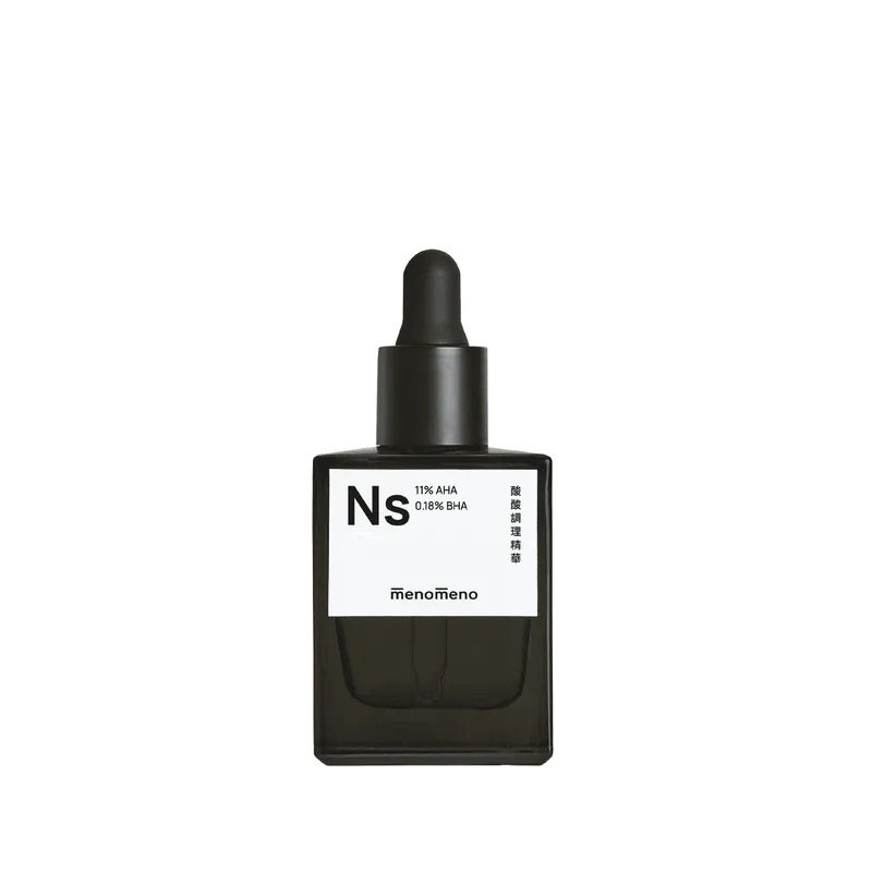 m̄enom̄eno Ns 酸酸調理精華結合11%果酸（AHA）與0.18%水楊酸（BHA），透過複合酸配方協助代謝老廢角質、改善肌膚粗糙及毛孔堵塞問題。