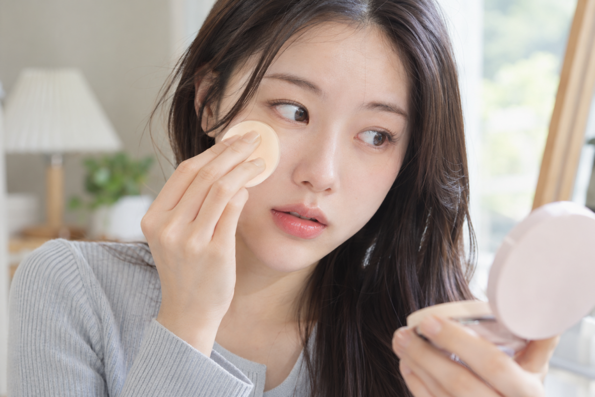 化妝時最怕底妝不貼服，粉底容易卡在鼻翼、眼下及細紋位置，令妝容出現積粉、斑駁及乾紋。