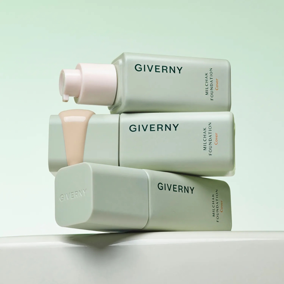 粉底質地貼膚，妝感自然細緻，同時具備 SPF30、PA++ 防曬度，適合想要日常輕薄底妝、又希望修飾膚色的人。
