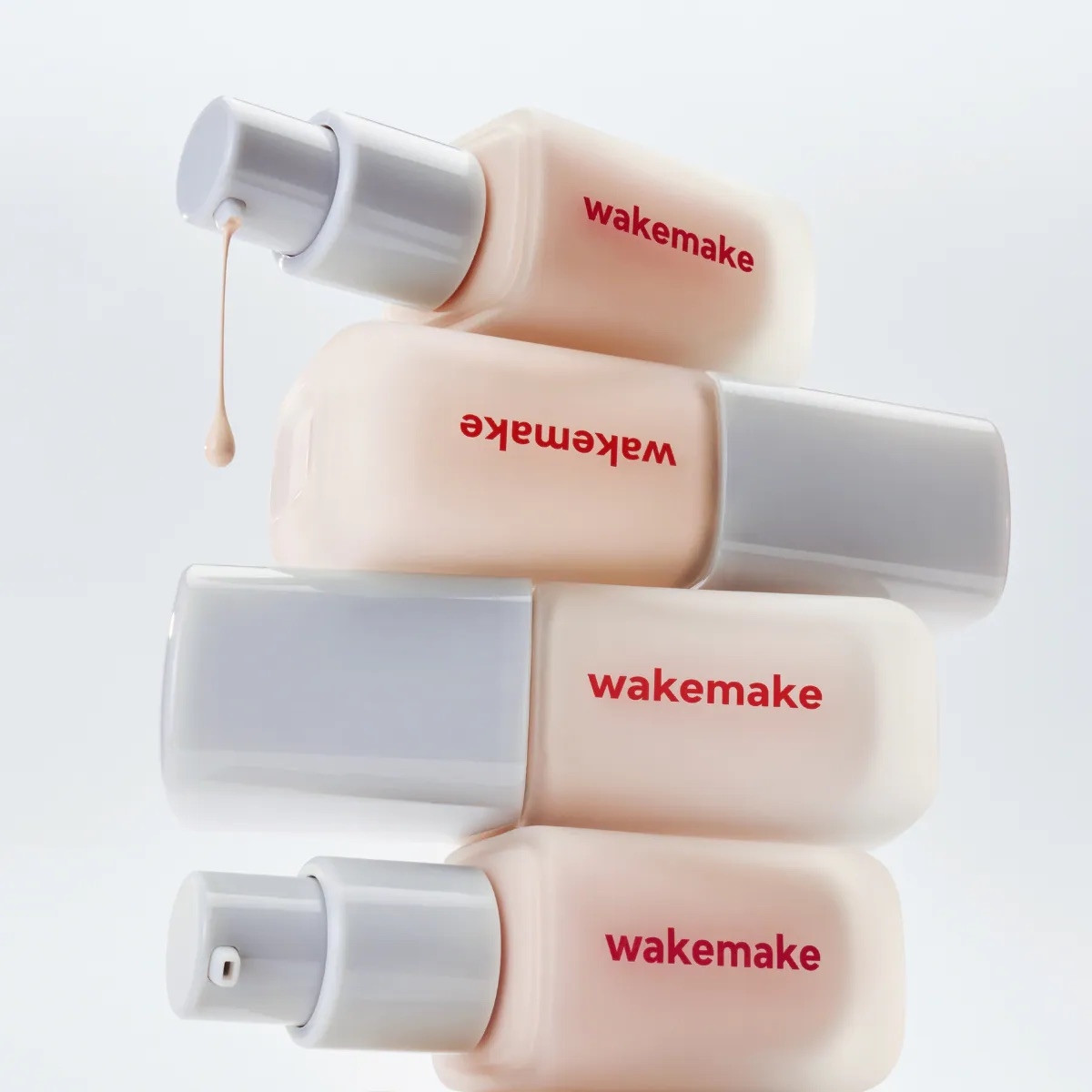 WAKEMAKE 無縫粉底液主打半柔霧的透亮妝效，質地輕薄滑順，上臉後可以自然修飾毛孔，同時保持清透感。