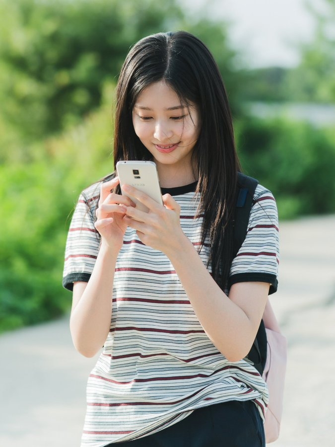 交友軟體開場白可從寵物或共同興趣切入，透過名字、性格、音樂、電影或運動等具體問題自然延伸對話。
