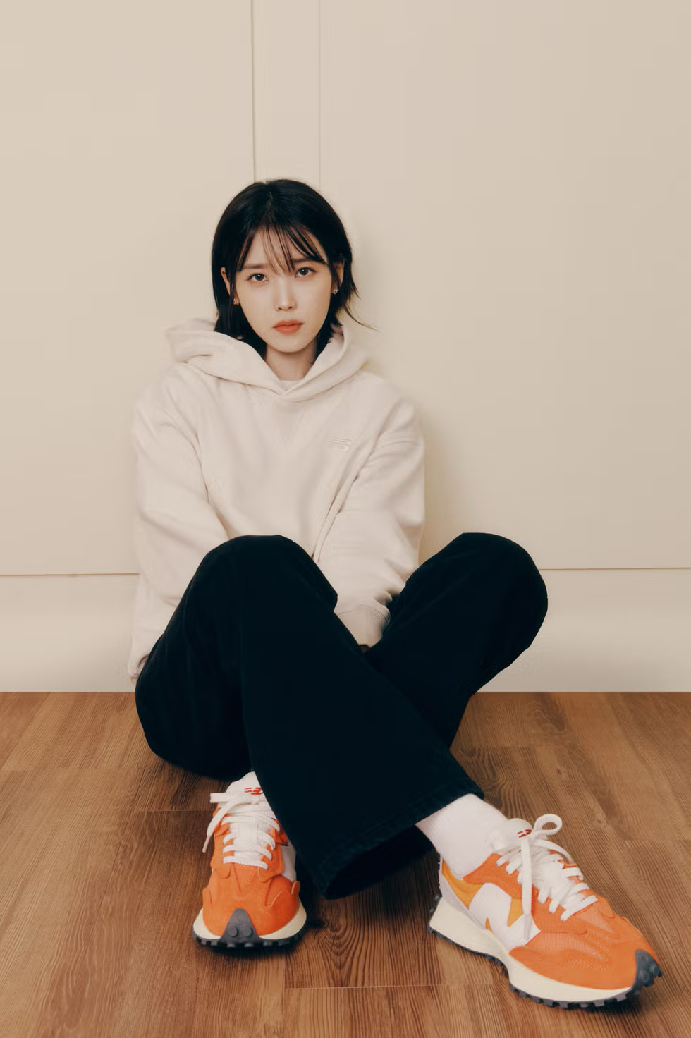 New Balance 327穿搭可配牛仔褲、長裙或西裝褲，並按褲腳比例、身形輪廓及鞋款配色調整造型。
