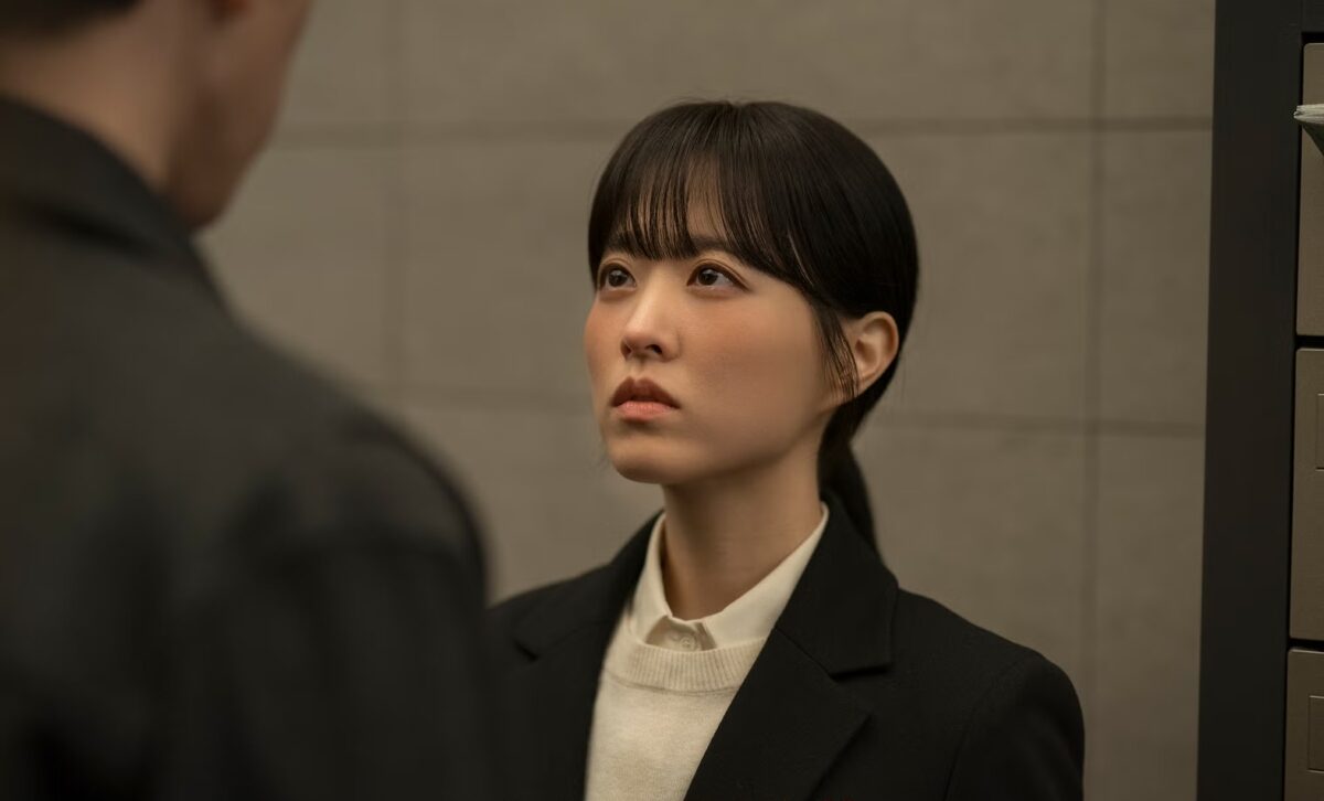 分手後的逃避型依附，常常表現得異常平靜，甚至讓人懷疑他是不是根本沒有難過。