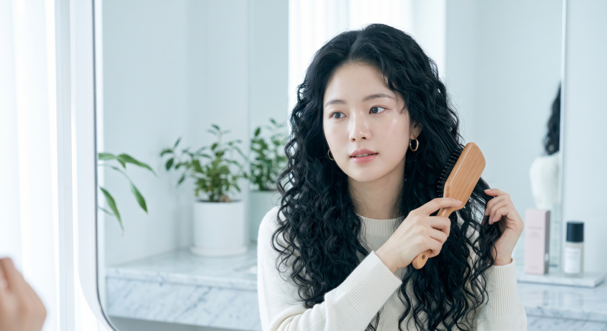 喜歡個性一點的女生，可以嘗試從較高位置開始形成細密捲度的泡麵頭。