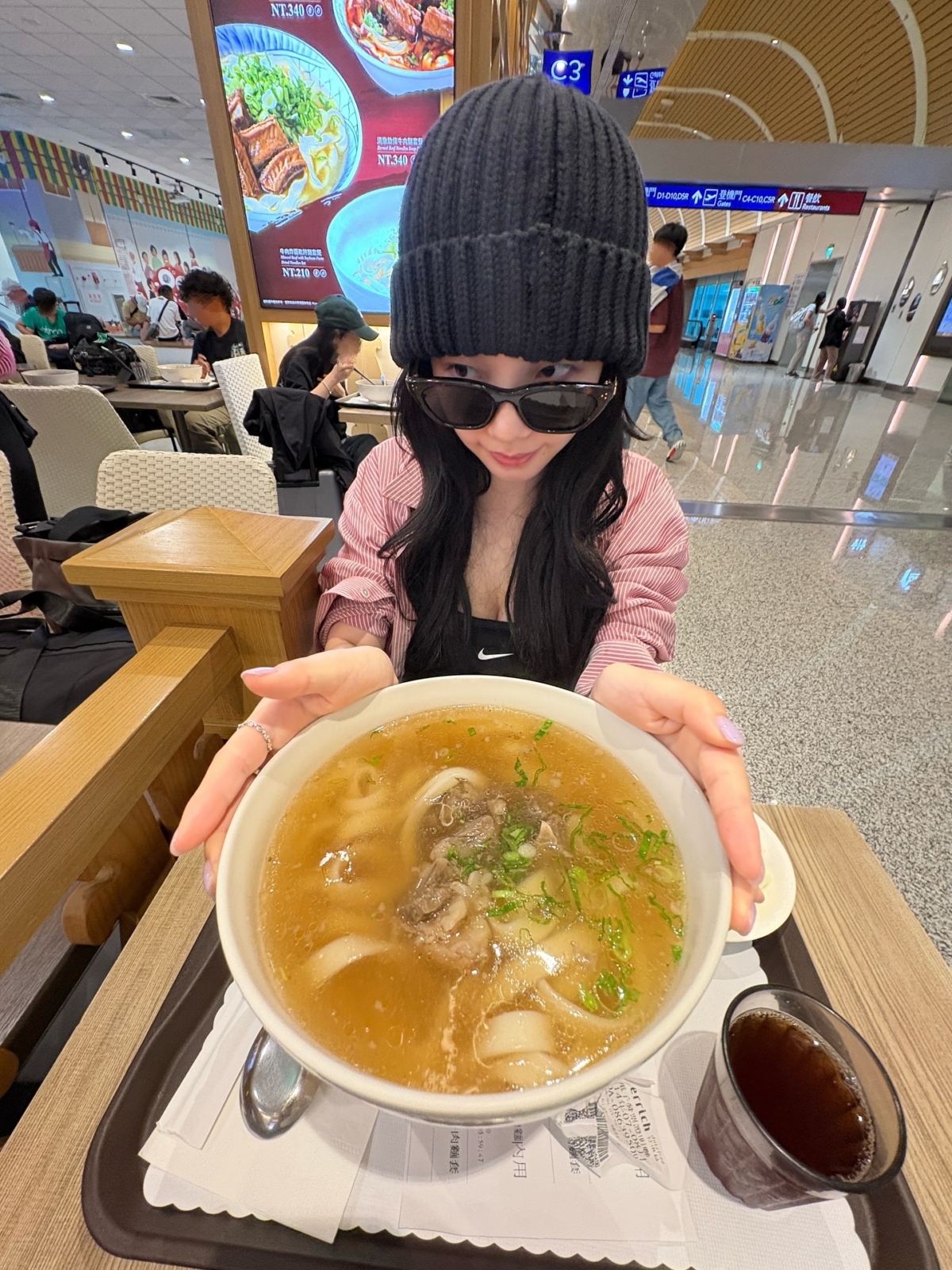 美食IG文案可以用Cafe、甜品或吃飯打卡做主題，以輕鬆短句記錄當下美食和心情。