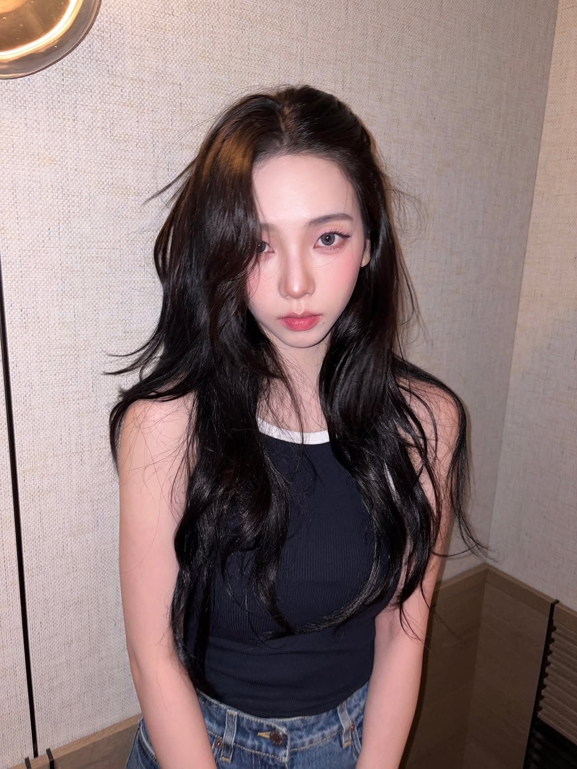 毛孔粗大化妝要掌握妝前保濕、局部修飾毛孔、薄塗粉底、輕拍上妝及局部定妝技巧，避免鼻翼、鼻頭和面頰積粉，讓底妝更平滑貼服。