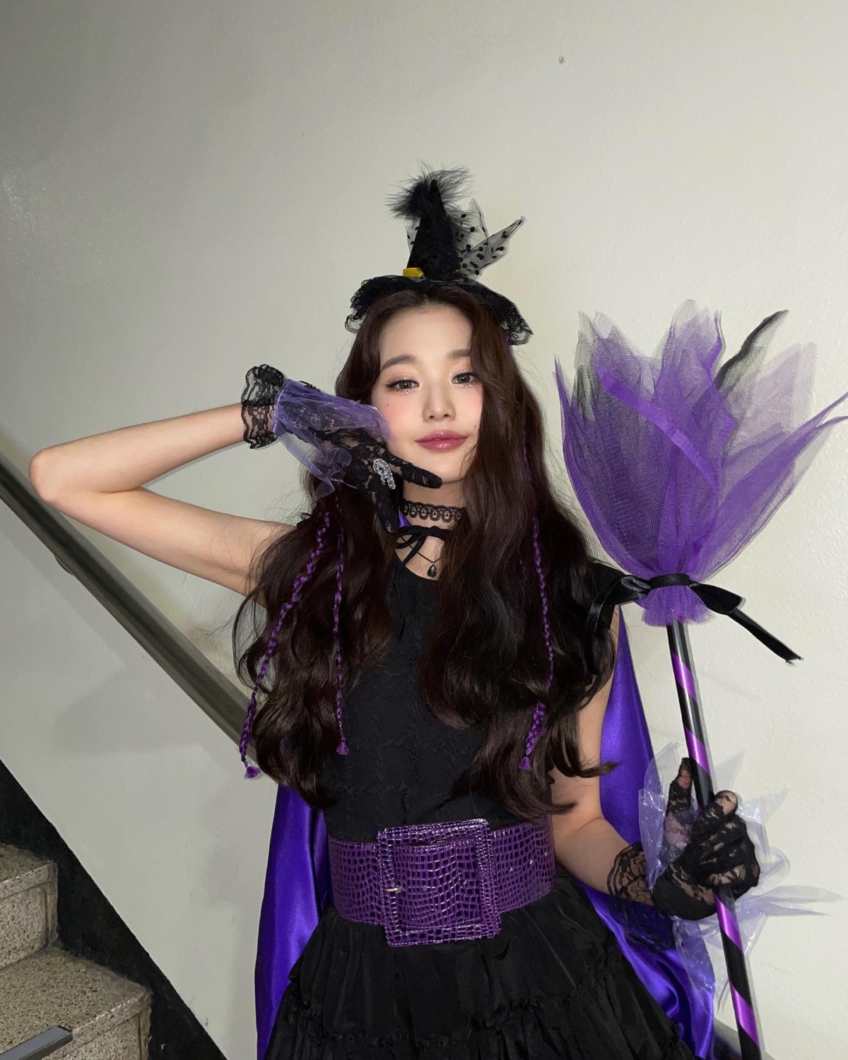 可愛萬聖節變裝造型，結合小魔女、南瓜、黑貓及糖果元素，展現甜美俏皮的節日氣氛。