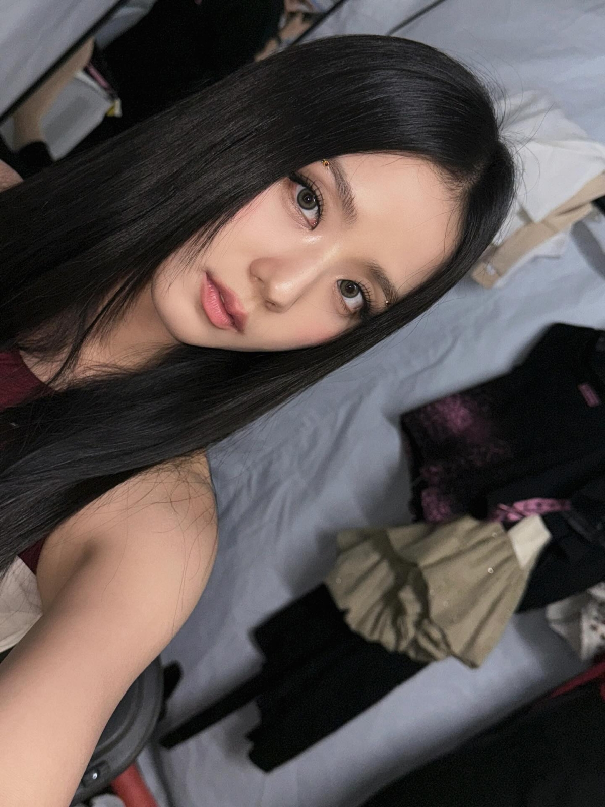 貼假睫毛是眼妝步驟之一，可以增加睫毛的長度和濃密感，讓雙眼看起來更大、更有神，打造自然精緻的眼妝效果。
