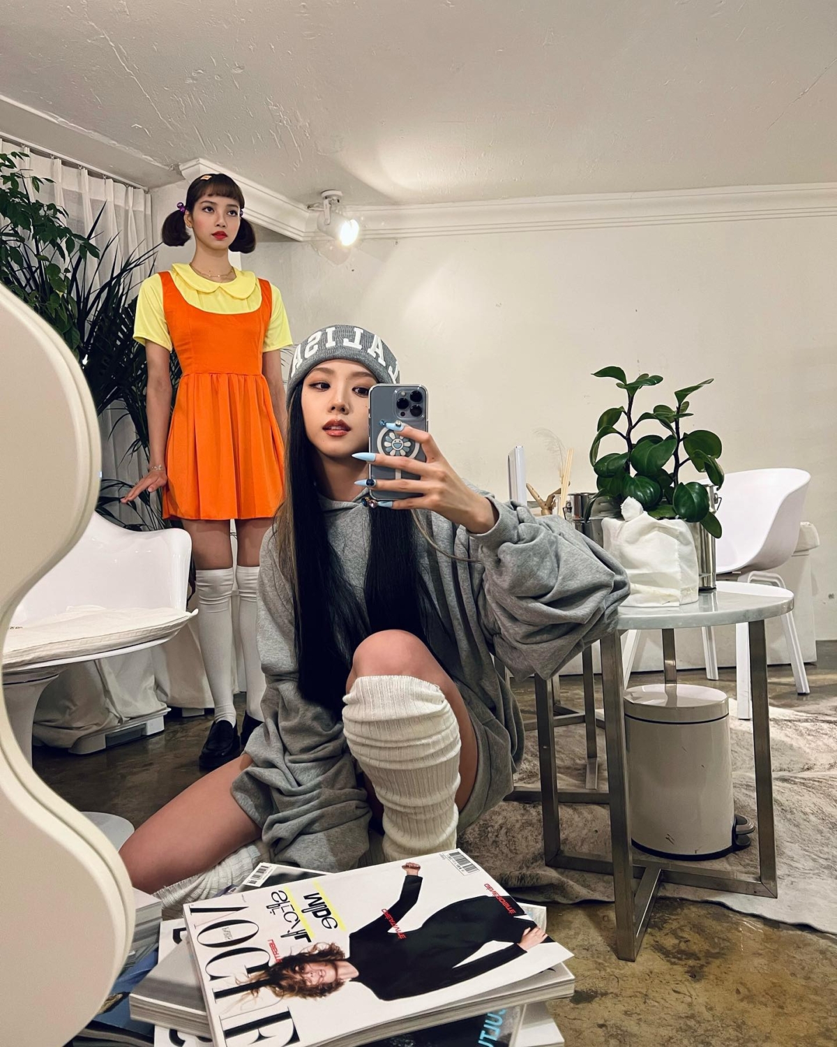 朋友們穿上不同萬聖節變裝服飾，一起參加Halloween Party、搞怪合照，展現熱鬧歡樂的節日氣氛。