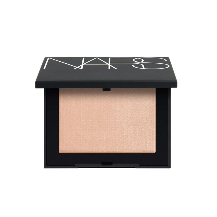 NARS Light Reflecting 原生光蜜粉餅（小白餅）。 