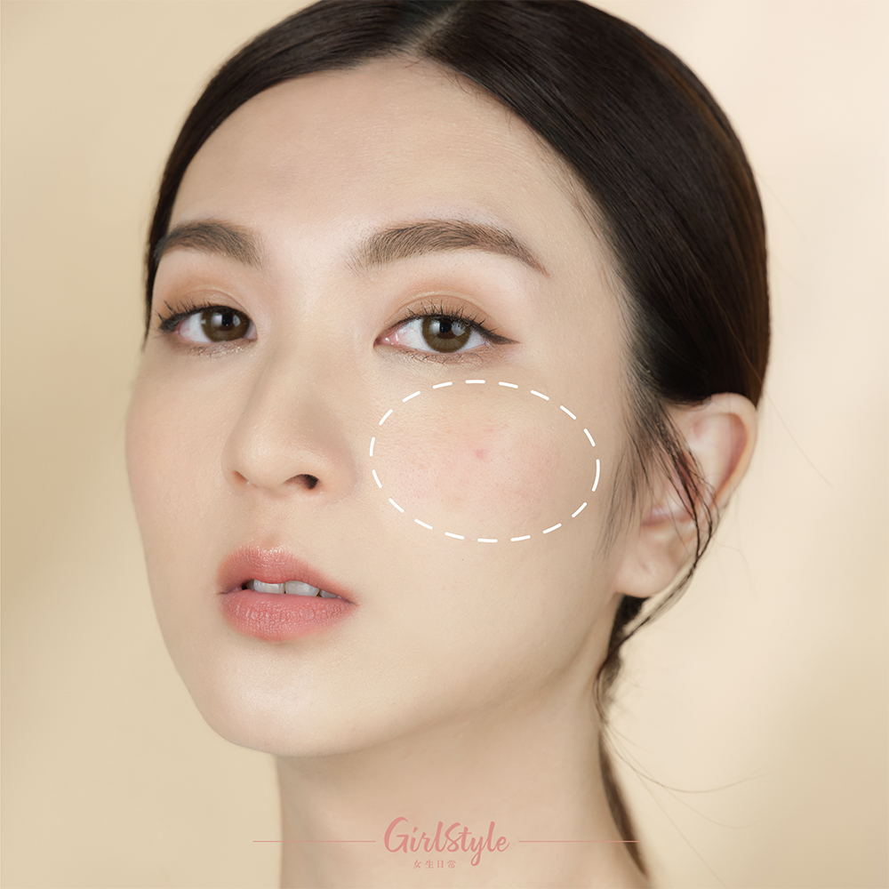 臉頰上沒有搽上粉底液的一部分肌膚，泛紅及痘印無所遁形。