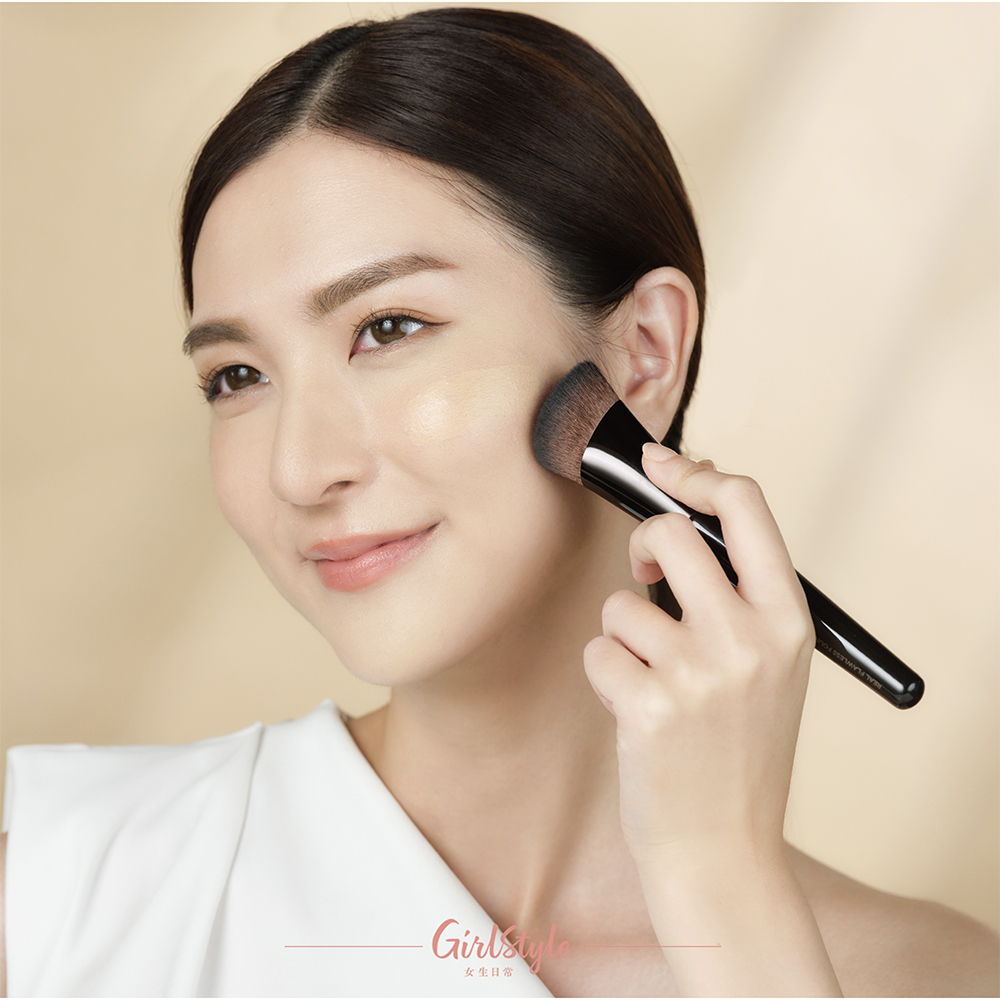 以Laura Mercier全新親膚無痕粉底掃打造更完美細緻的底妝。