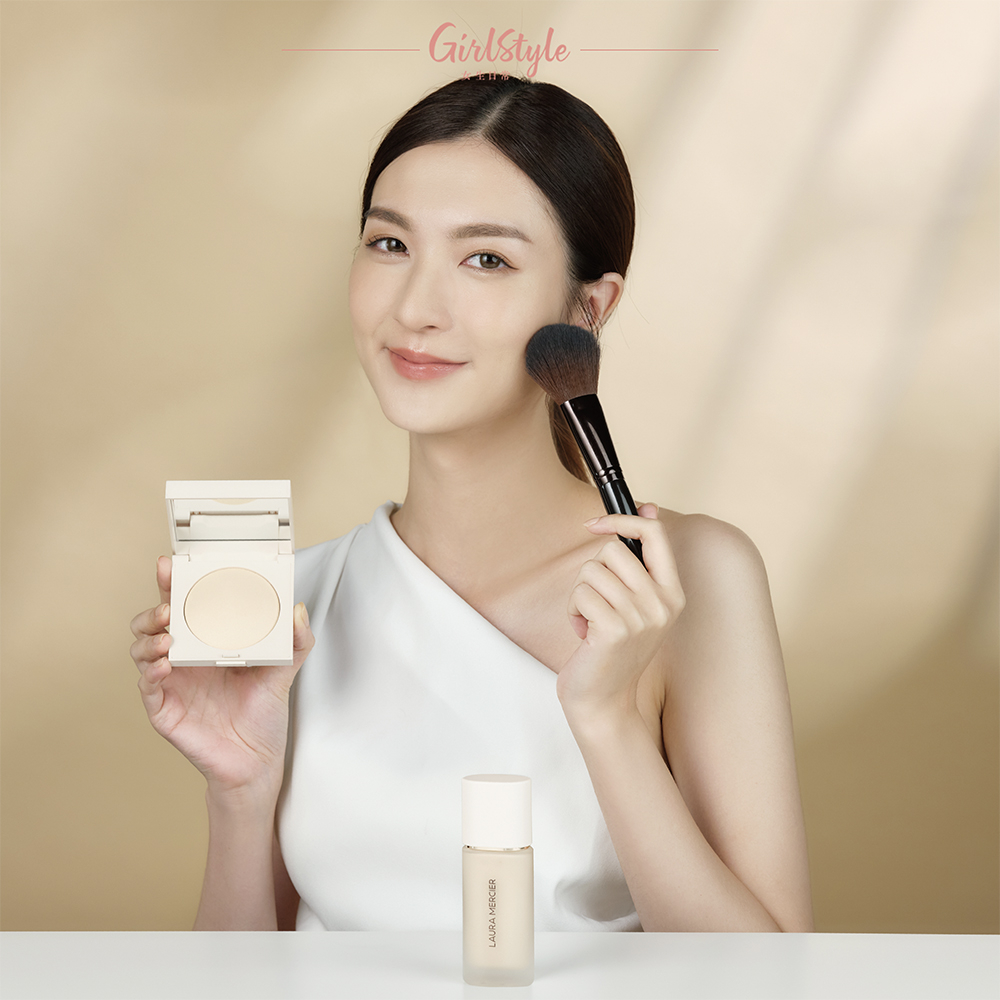 全臉掃上Laura Mercier純淨無瑕裸光蜜粉餅，進一步提升肌膚光澤感，打造細緻妝容！