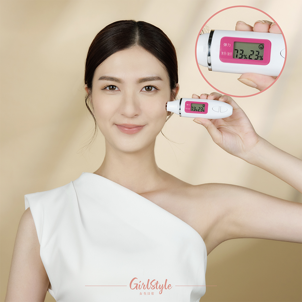 美編於沒有進行妝前保養的情況下，直接使用Laura Mercier純淨無瑕柔霧粉底液上妝，肌膚水分高達73%！