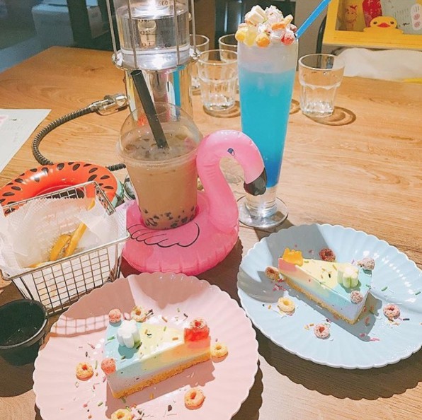 Rainbow.Holiday Cafe & Bar Official Facebook Page