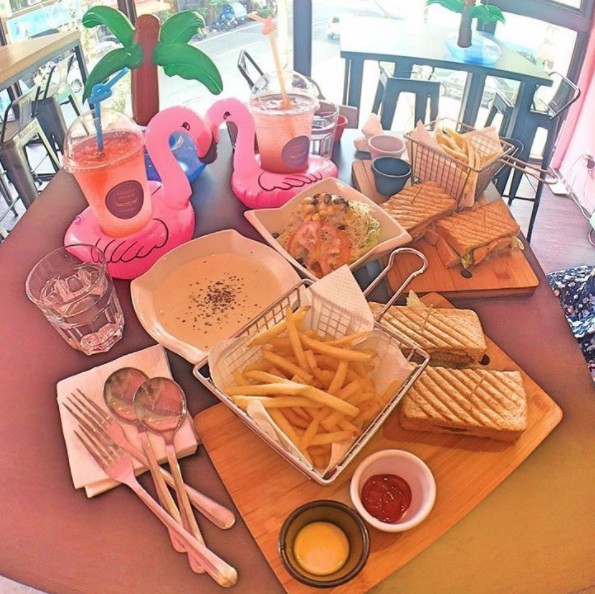 Rainbow.Holiday Cafe & Bar Official Facebook Page