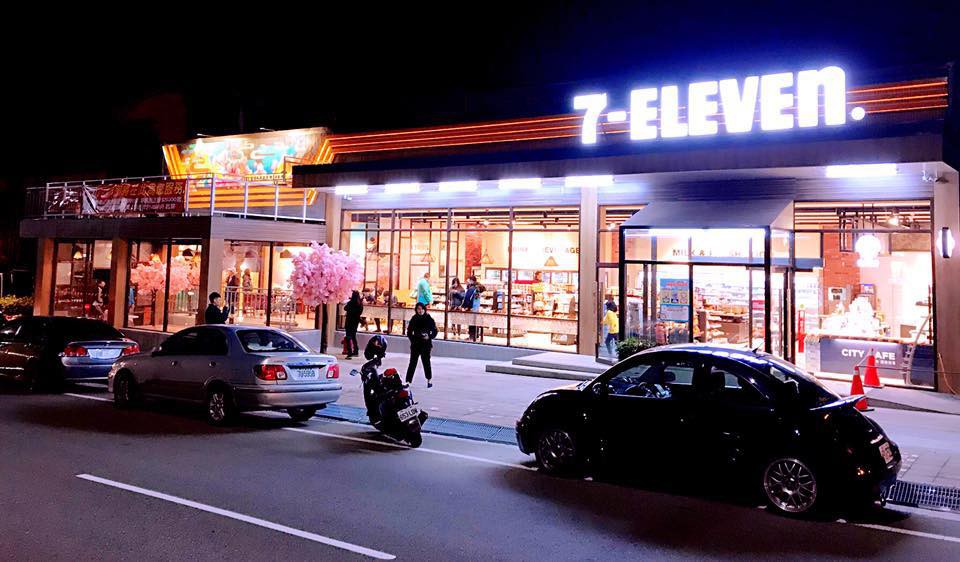 7-11 騰達門市櫻花鐵道風 facebook