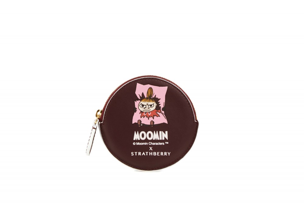 qVPofa5PS42TEXGYVE5x_The-Strathberry-X-Moomins_Coin-Purse_Burgundy_Front