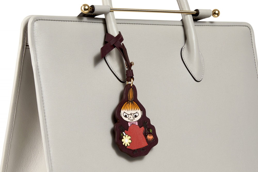 tIcucIxVQYGNfVjio0Vt_The-Strathberry-X-Moomins_Charm_Burgundy_Scale