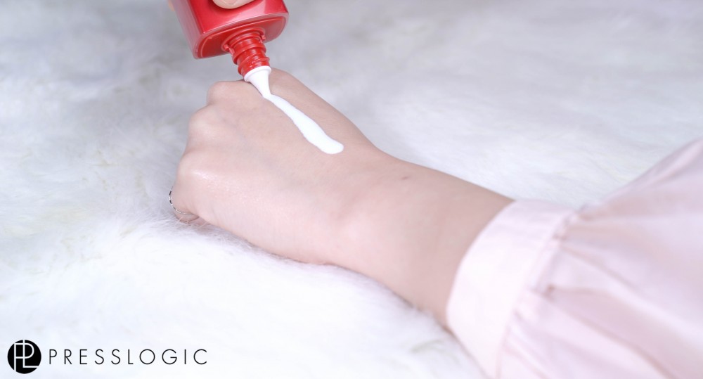 屬化學性防曬，質地水狀，聲稱防水耐汗。