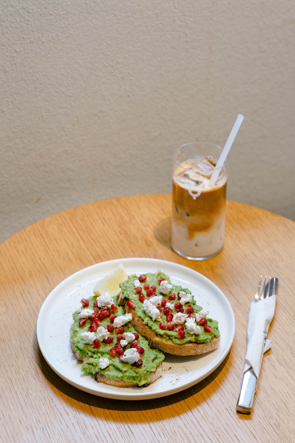 除了咖啡之外,店內也有提供食物包括Scrambled Crab Toast、Loaded Potato Waffle