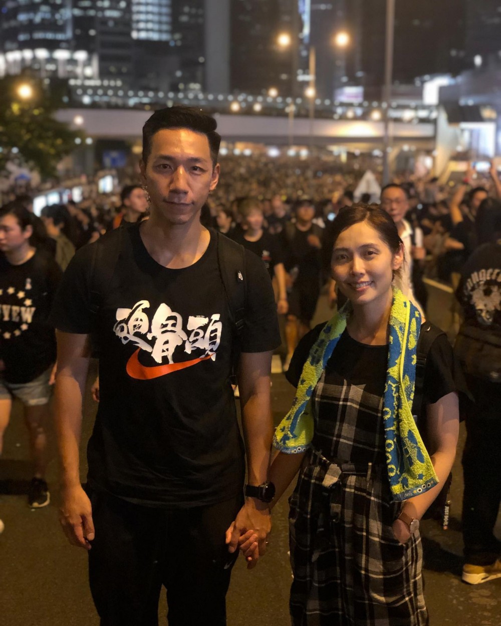 前新聞主播柳俊江與老婆參與遊行