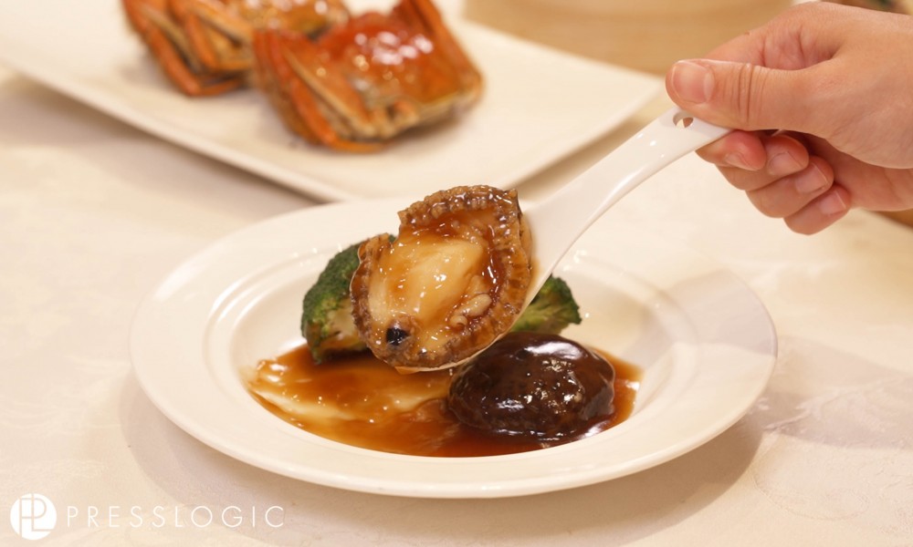 鮑魚鮮甜入口彈牙；花菇炆至入味，咬落軟腍。