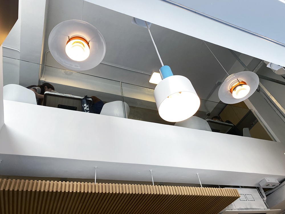 大圍全白Cafe設計簡約。