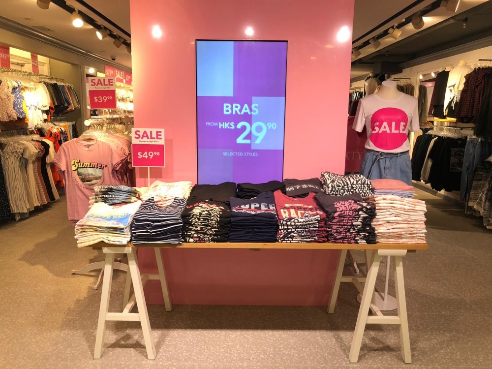 6IXTY8IGHT進行大減價。