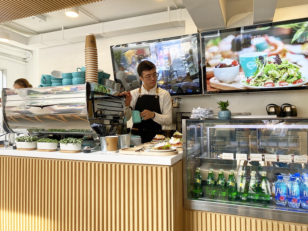 大圍2層全白Cafe提供多款輕食。