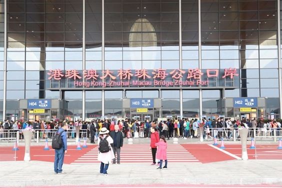 入境大廳排長龍