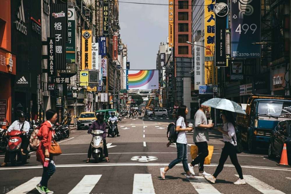 台北西門町內有宣傳平權海報。