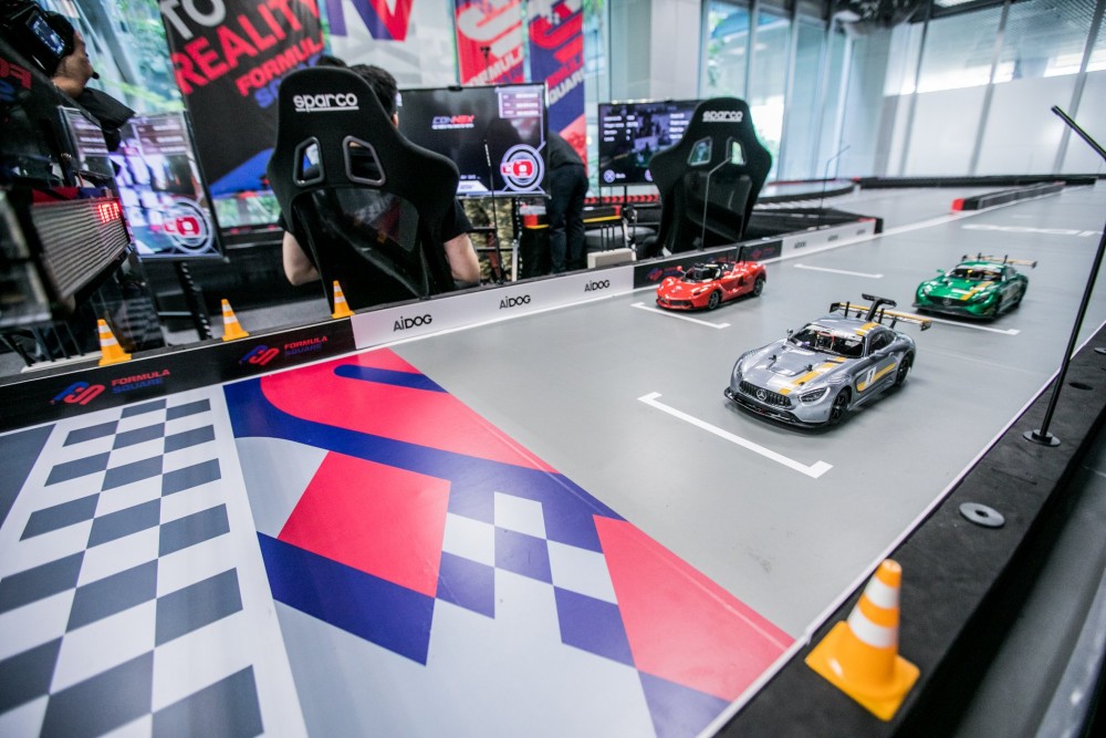 第一身遙控車駕駛。