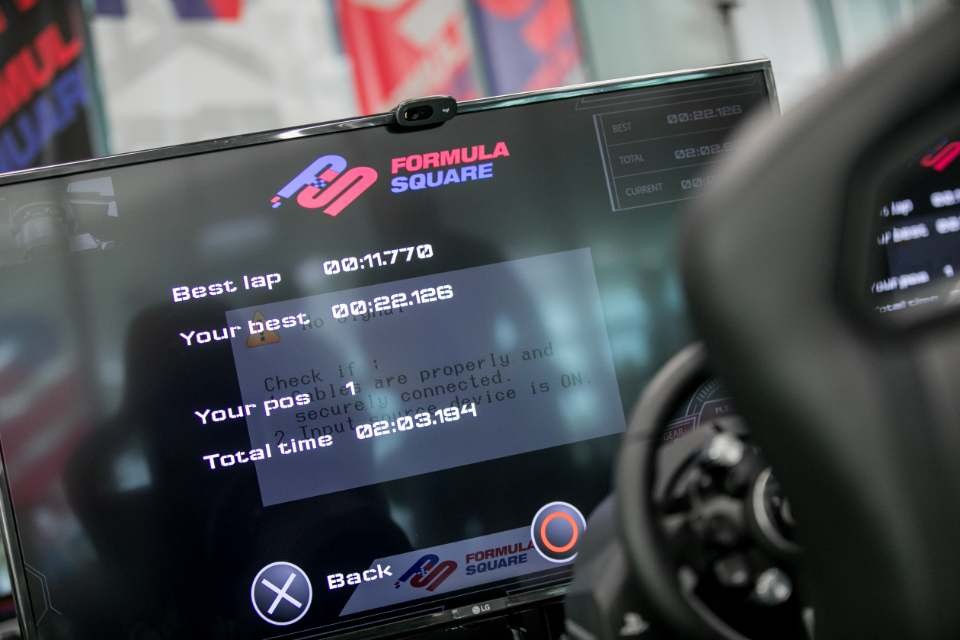 用家可以坐在駕駛椅上,利用即時傳送影像的熒幕。