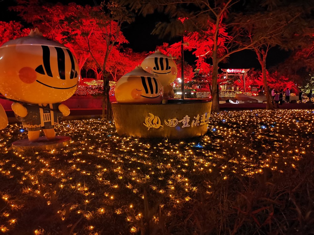 一片紅色燈海。