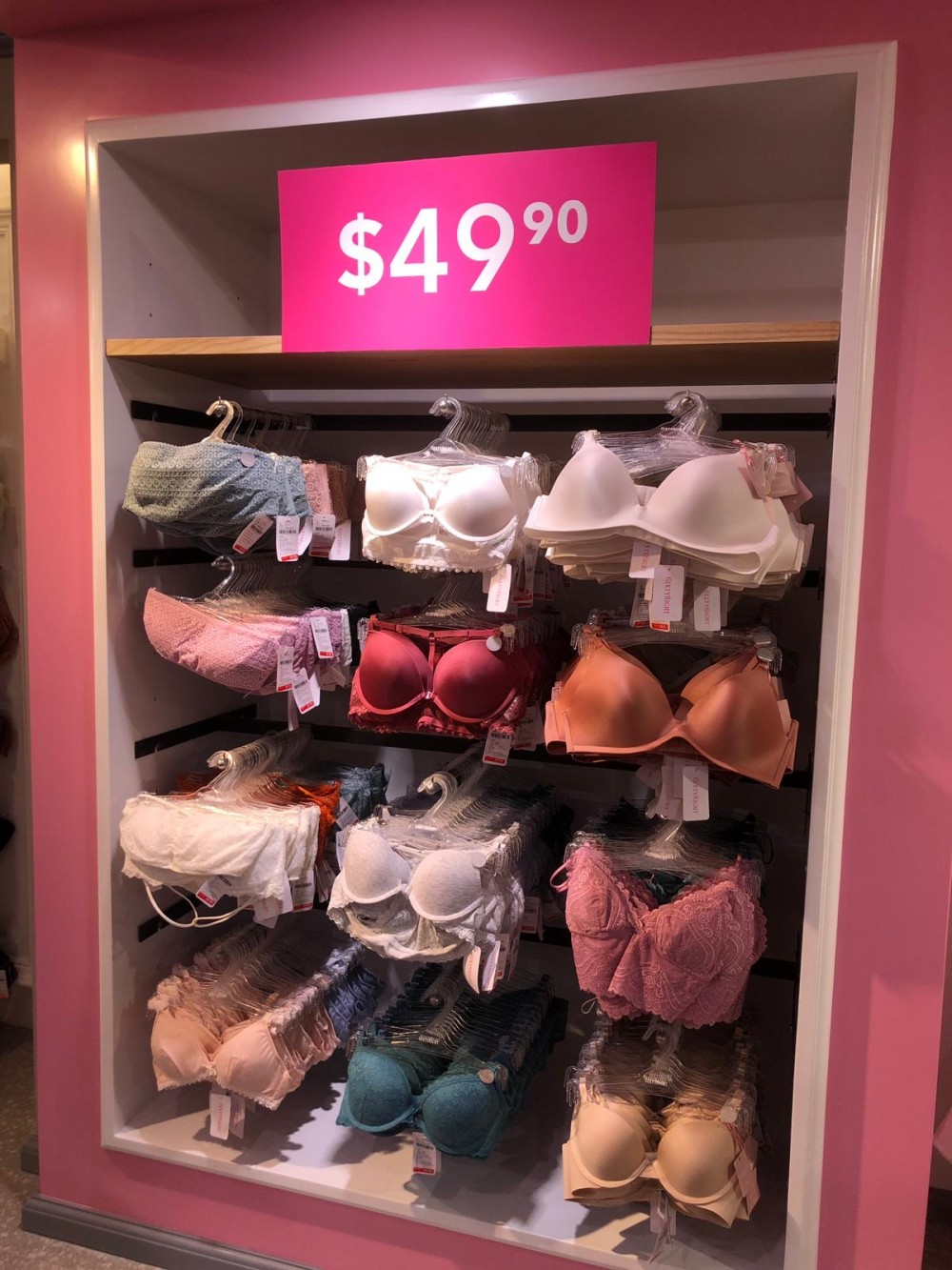 6IXTY8IGHT全線減價。