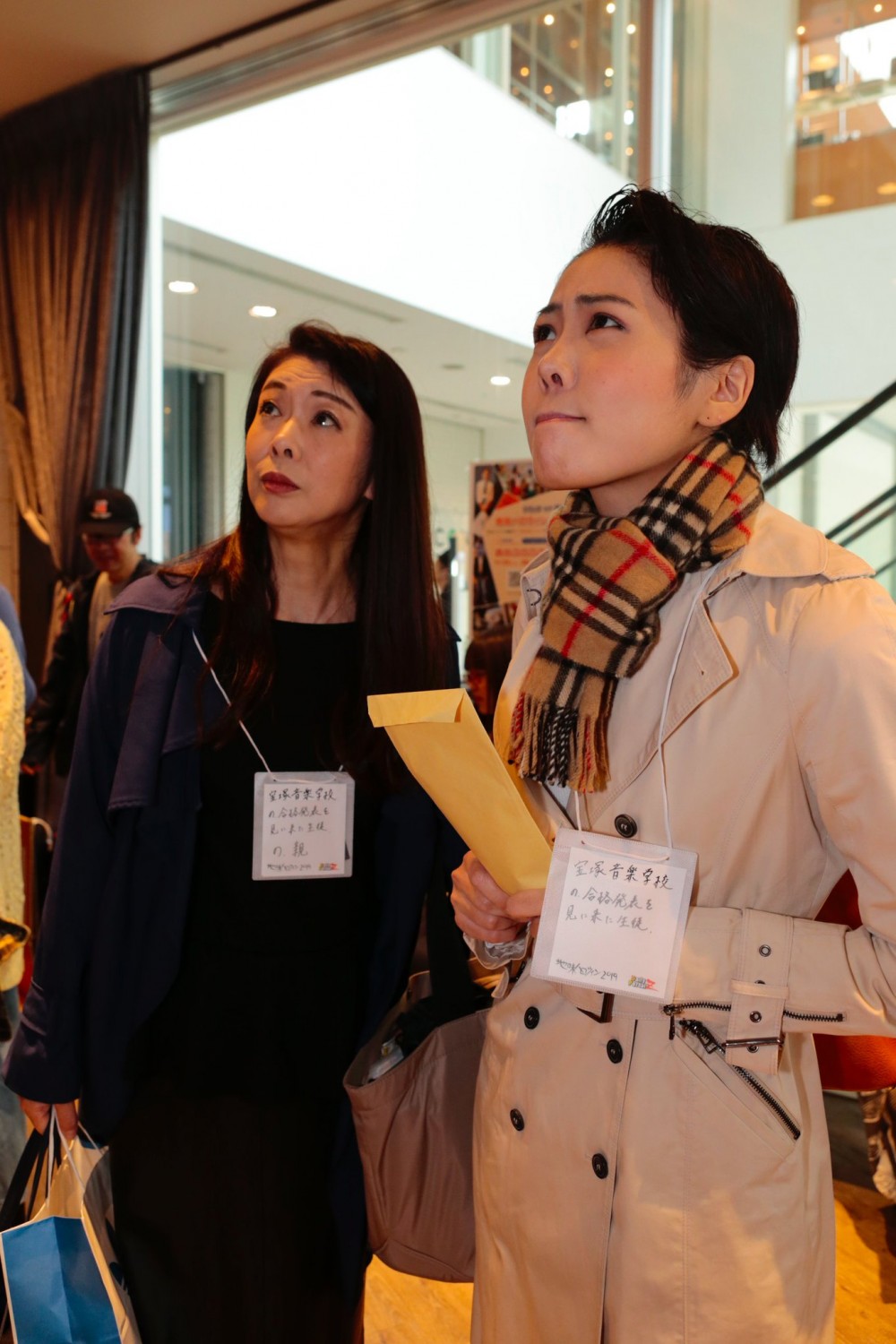 嚟睇音樂學院考試結果嘅學生同母親