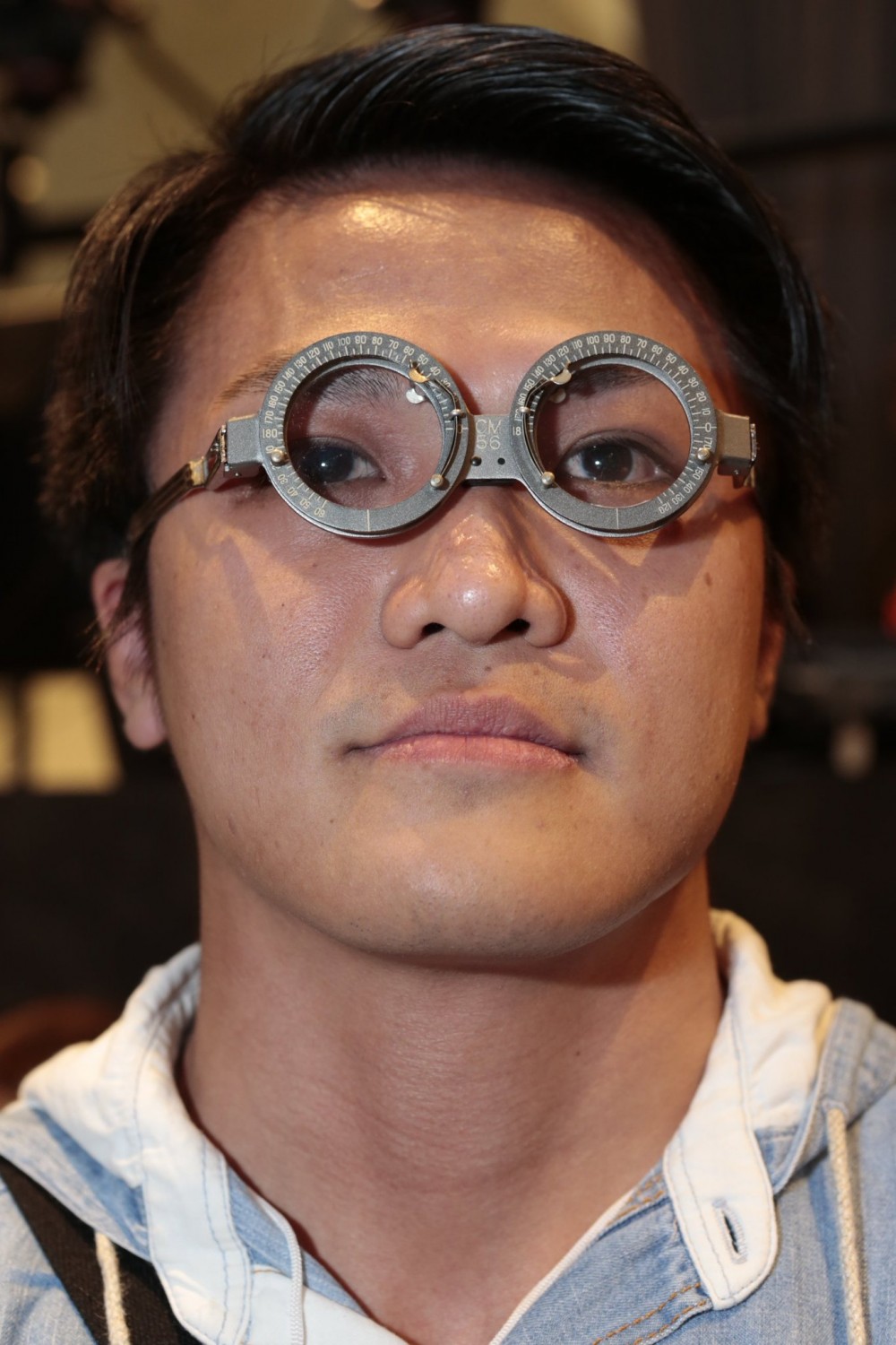 配緊眼鏡嘅人