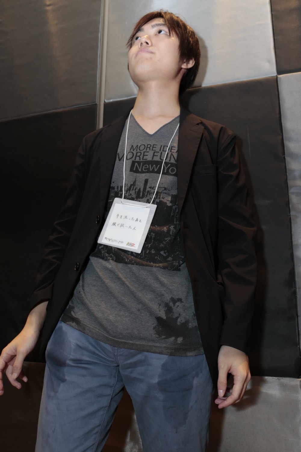 洗完手抹喺件衫度嘅人