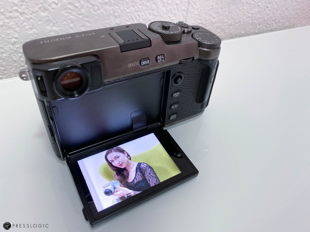 外側會留有LCD小顯示屏。