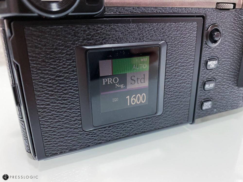 外側會留有LCD小顯示屏,可看到包括光圈、快門等基本資訊。