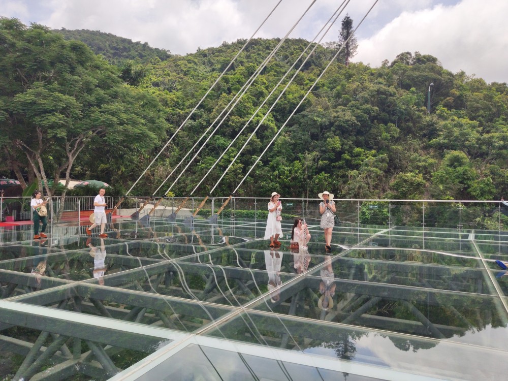 停運中國玻璃橋玻璃棧道張家界