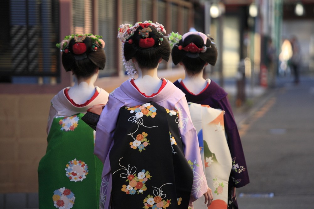 日本京都祇園花見小路藝妓、舞妓路過
