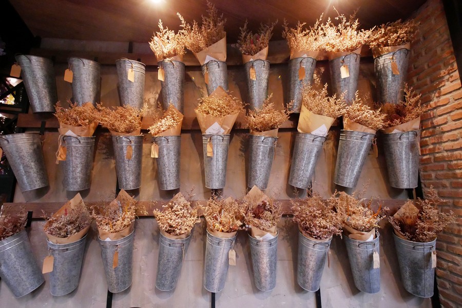 店內有乾花擺設。